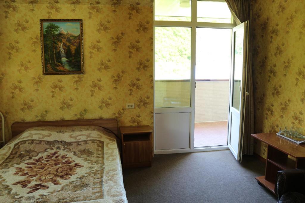 ЧЕТЫРЕХМЕСТНЫЙ С ВИДОМ НА ГОРЫ. Гостевой дом "Сибирячка". Ольгинка