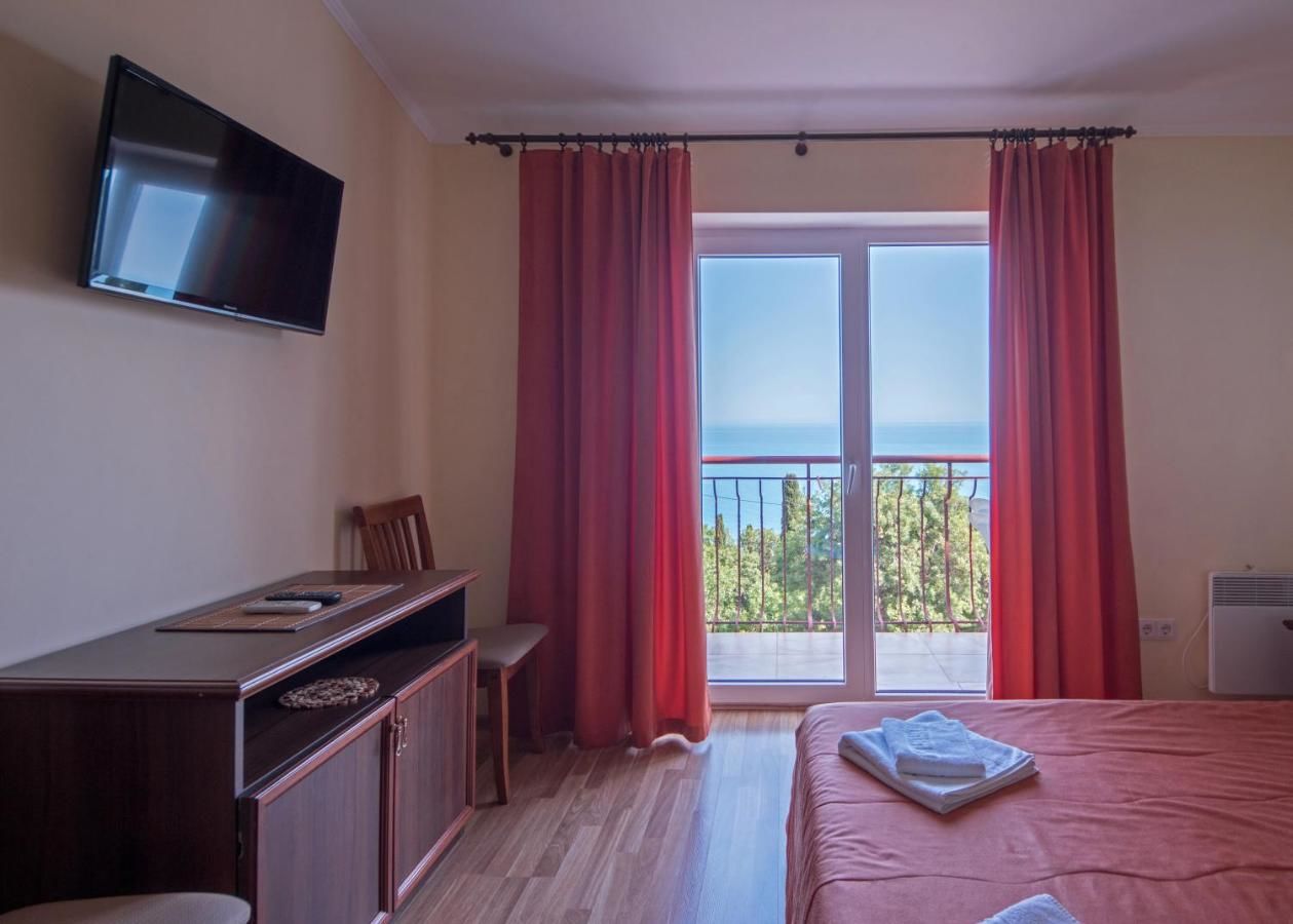 . Гостевой дом «Кедр-Восток». Алупка