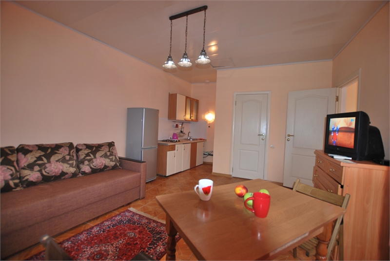 Домик 2 с кухней. Частная усадьба "Дом Роз". Заозерное Домик 2 с кухней. Частная усадьба "Дом Роз". Заозерное