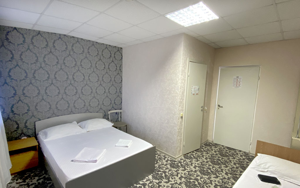 5-ти местный номер «Стандарт» с 2 двуспальными и односпальной кроватью. Отель «Эра». Анапа