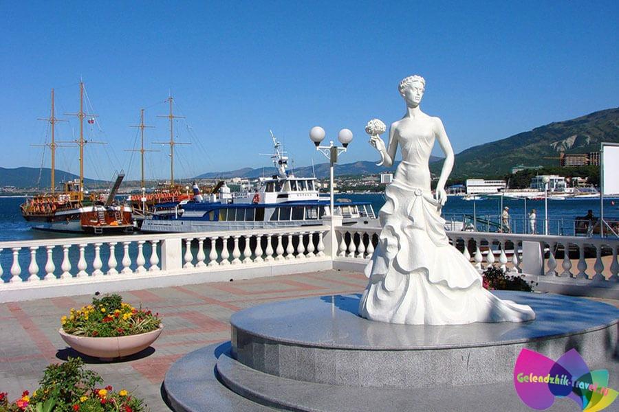 Фото скульптуры «Белая невеста» взято с сайта: https://gelendzhik-travel.ru/