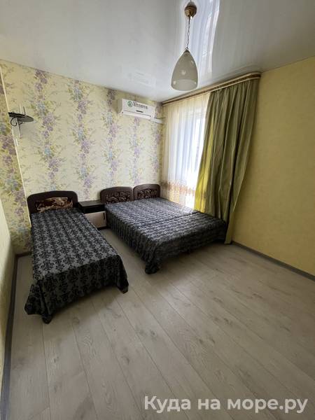 Трёхместный эконом № 5 на 3 этаже. Гостевой дом «Фаворит». Голубицкая