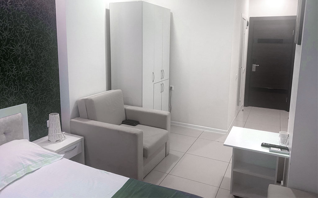 4-х местный номер «Комфорт» с двуспальной, односпальной кроватями и раскладным креслом. Отель «Эра». Анапа