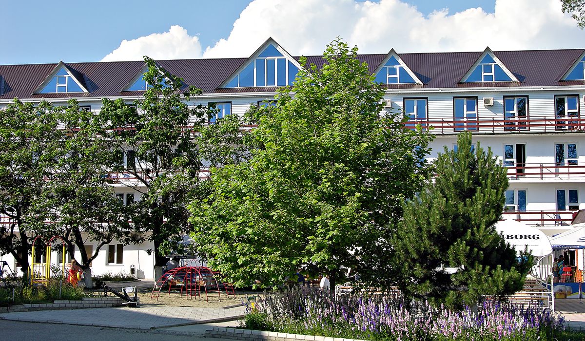 . Гостевой комплекс и Яхт-Клуб "Торнадо" Новомихайловский. Новомихайловский