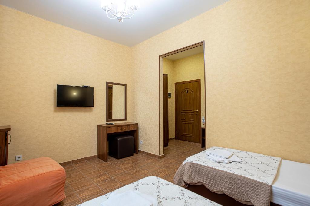 Стандартный трехместный номер. Отель Атмосфера. Кабардинка