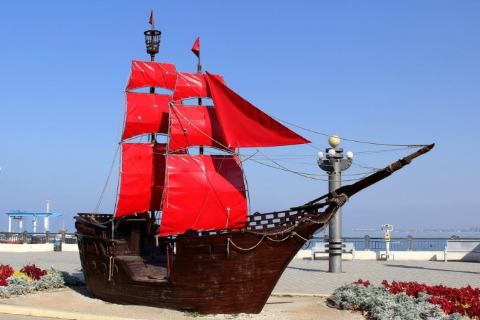 Фотография корабля-памятника «Алые паруса» взято с сайта: https://must-see.top/pamyatniki-anapy/