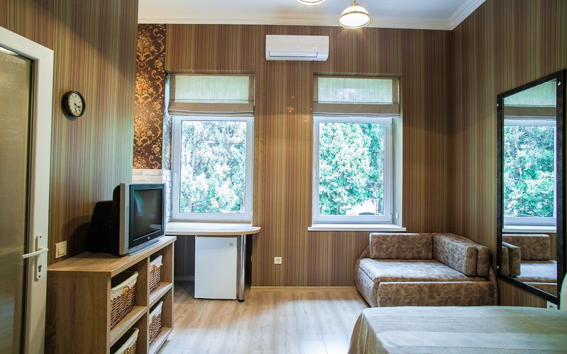 Серебряная . Гостиный дом на Лавровом. Ялта