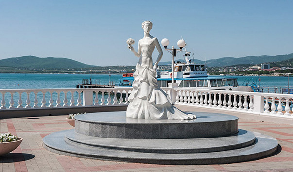 Фотография скульптуры «Белая невеста» на набережной Геленджика взята с сайта: https://rutraveller.ru/