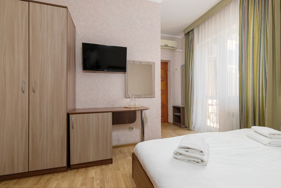 Номер стандарт с балконом с видом в сад для 3 гостей. Гостевой дом Ева. Адлер