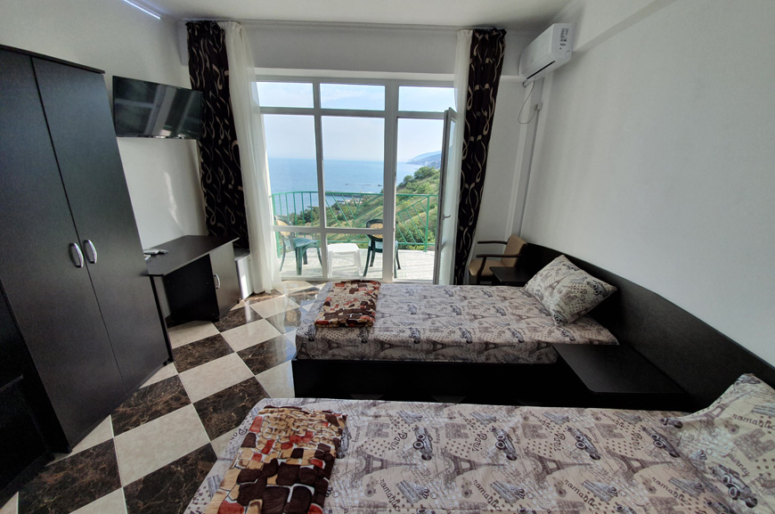 2-местный номер с балконом и видом на море,горы, бассейн и Алушту. Гостевой дом «Камилла Sunrise». Алушта