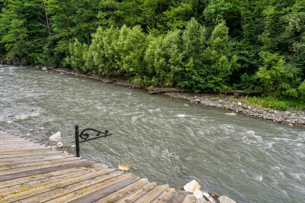 Люкс с видом на реку. Бутик-отель "Кижи". Красная Поляна