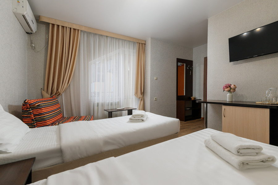 Номер стандарт трёхместный с двумя раздельными кроватями и балконом. Гостевой дом Ева. Адлер