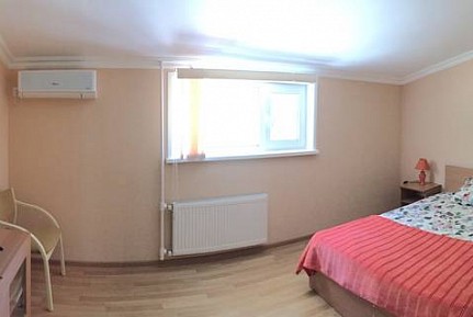 Комната с кроватью qween-size и видом на горы. Гостевой дом "Тихая Гавань". Лазаревское