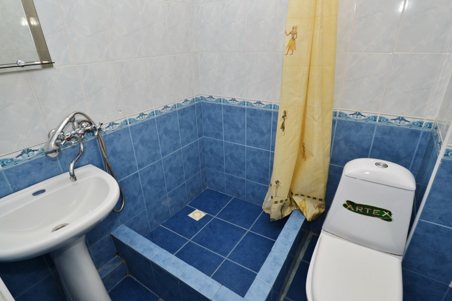 Полулюкс — трёхместный, с балконом. Гостевой дом «Алёша». Витязево