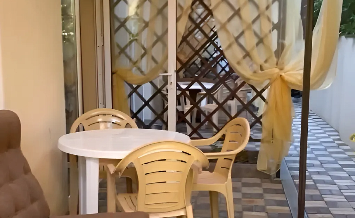   Апартаменты на 4-х человек с собственным двориком. Гостевой дом "МЕЛИС". Дивноморское