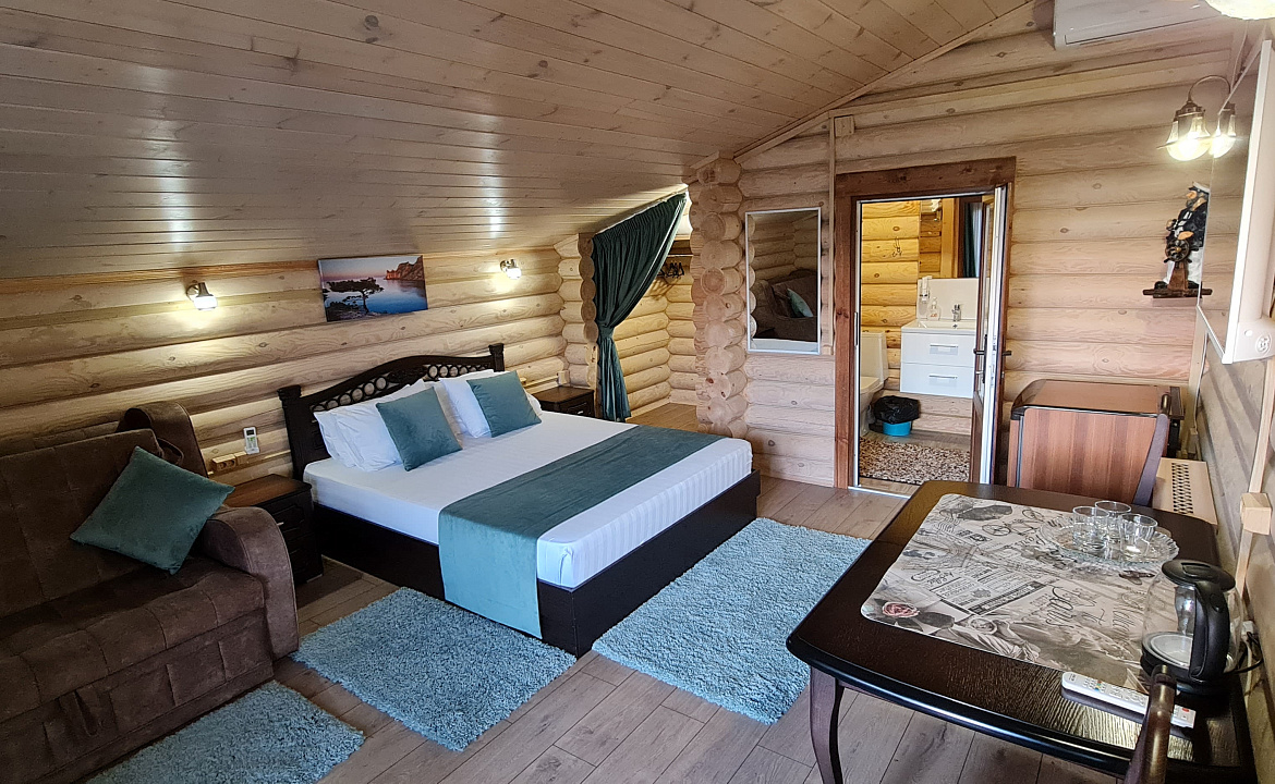 Семейный номер в срубе. Курортный гостиничный комплекс “Можжевеловый Парк”. Кабардинка