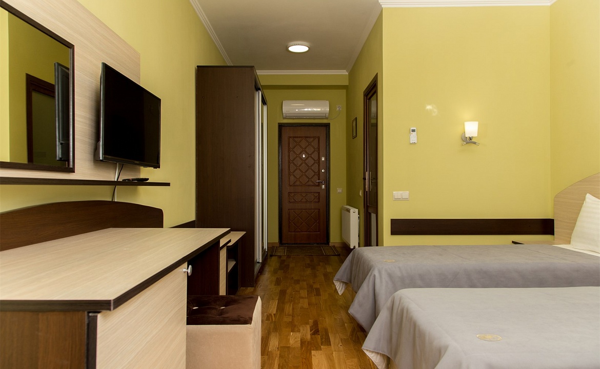 Стандарт двухместный с видом на море и горы Two Twin. Гостевой комплекс "Чижик Пыжик". Никита