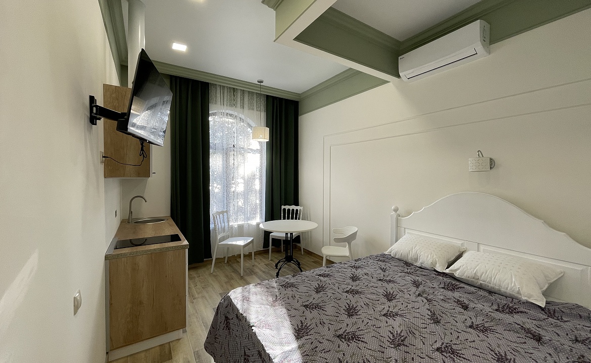 Апартамент для 2 гостей. Квартира в многоквартирном доме Апартамент-студия. Ливадия