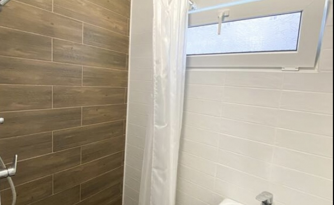 Трехместная комната на первом этаже 1. Гостевой дом GreenWall. Анапа