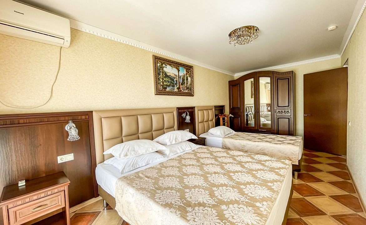 Люкс 2-х комнатный (большой) с балконом. Anzhelina Family Hotel. Витязево