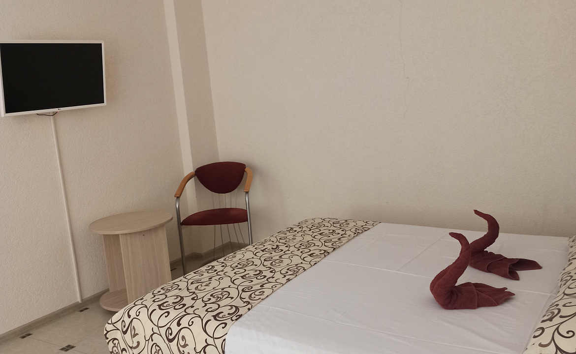 Четырёхместный номер стандарт с балконом. Гостевой дом Белые скалы. Лазаревское