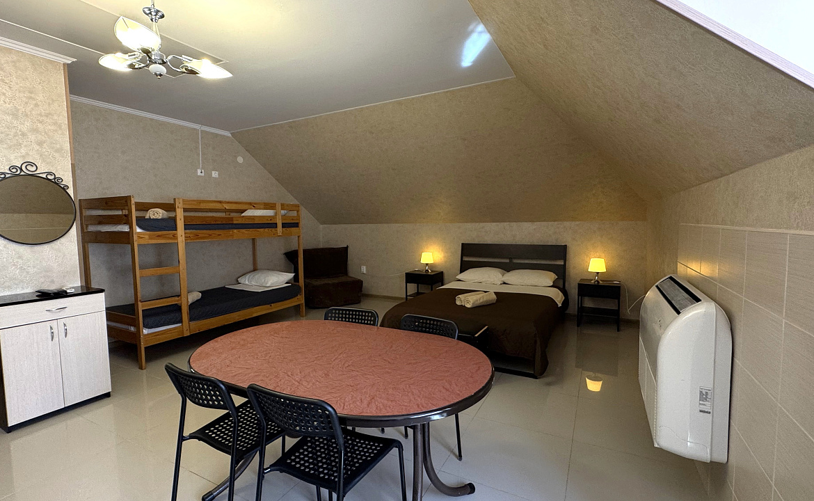 4-х местный номер / 4-х местный номер (мансарда). Гостевой дом «Акварель». Ольгинка