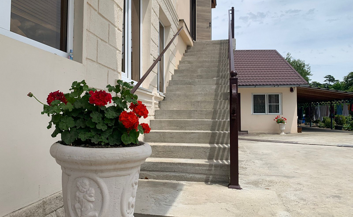 Апартаменты с кухней на два номера. Гостевой дом ЭЙВА. Пицунда