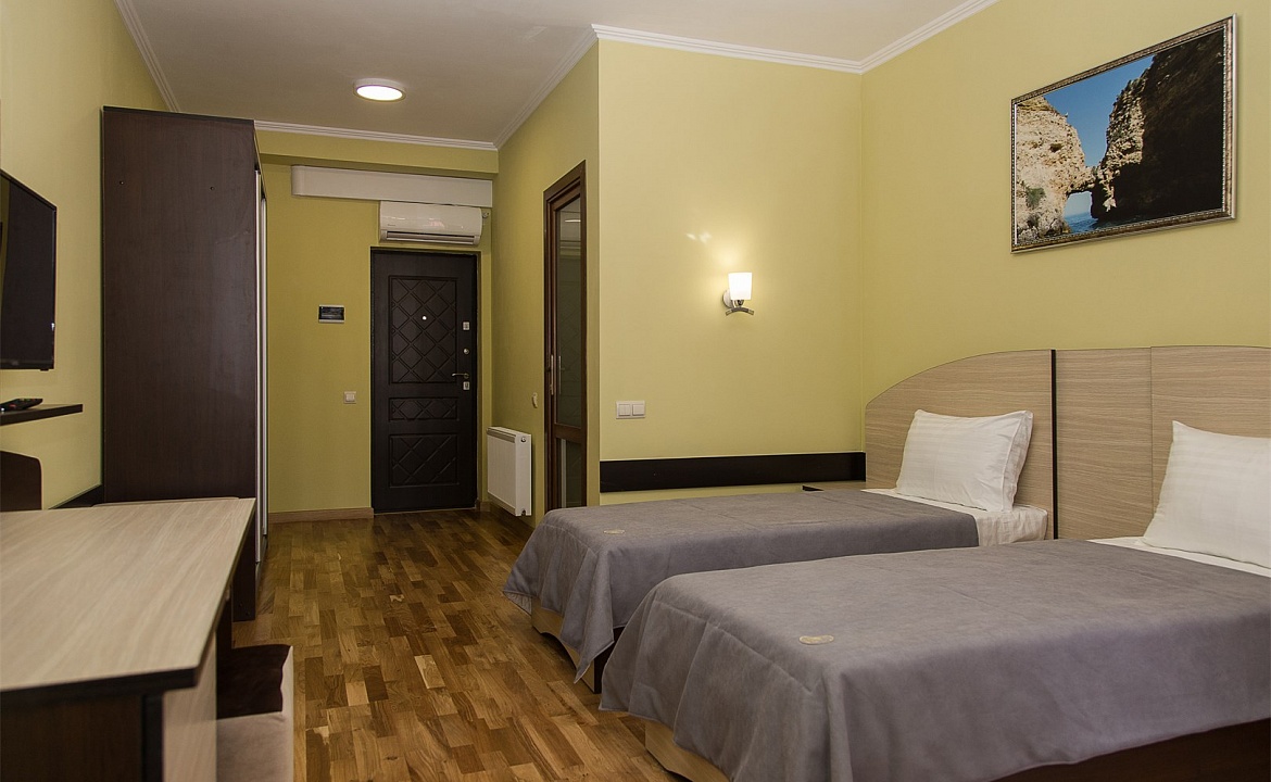 Улучшенный стандарт с видом на море и горы. Гостевой комплекс "Чижик Пыжик". Никита