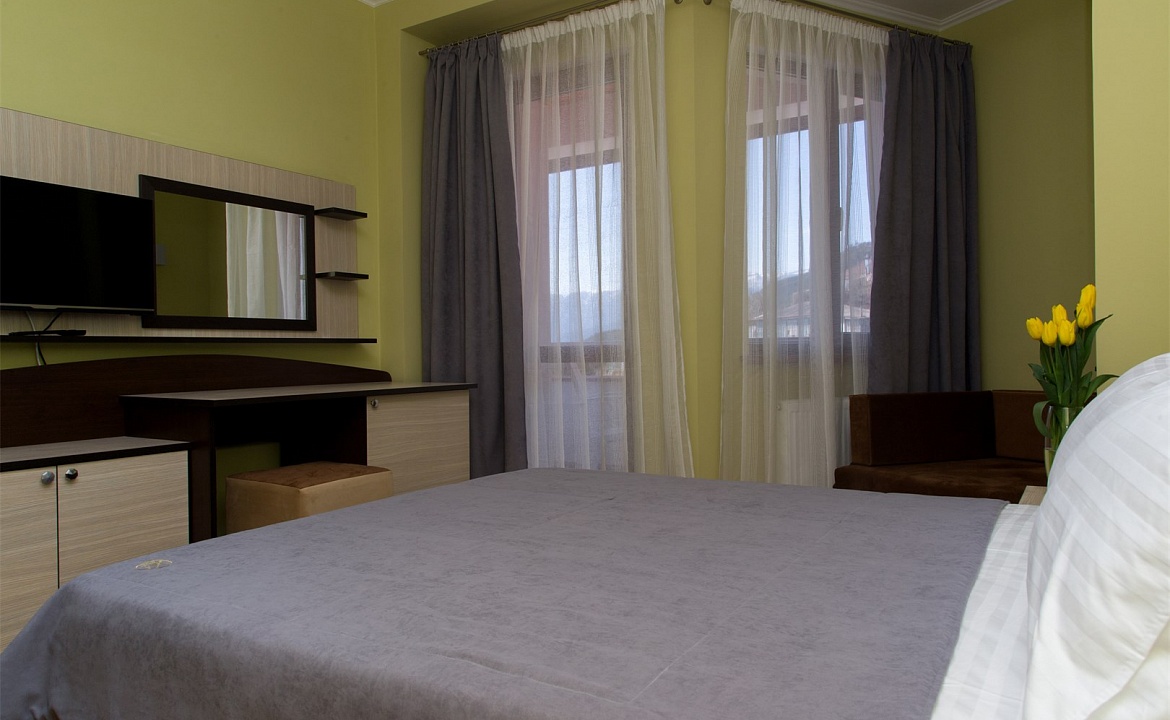 Стандарт двухместный с видом на море и горы King Size. Гостевой комплекс "Чижик Пыжик". Никита