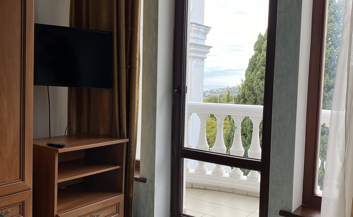 Полулюкс с балконом. Вилла "Ренессанс". Кореиз