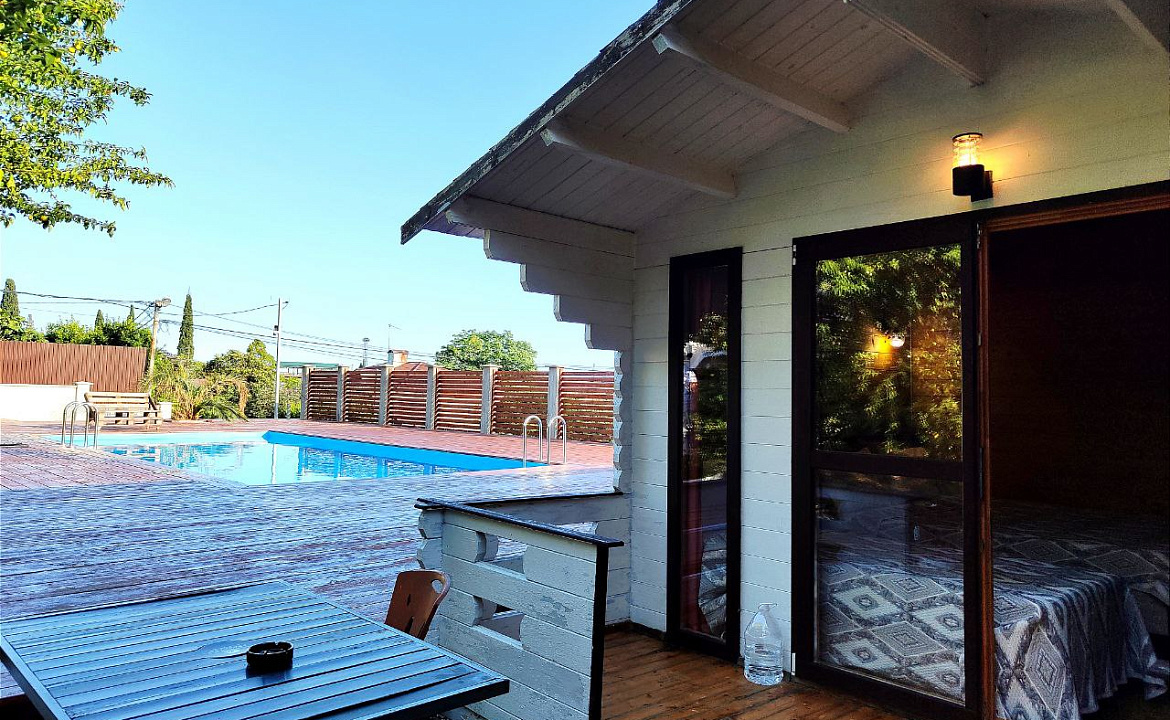 Отдельный домик в общем дворе. Гостевой дом "Цитрус". Цандрипш