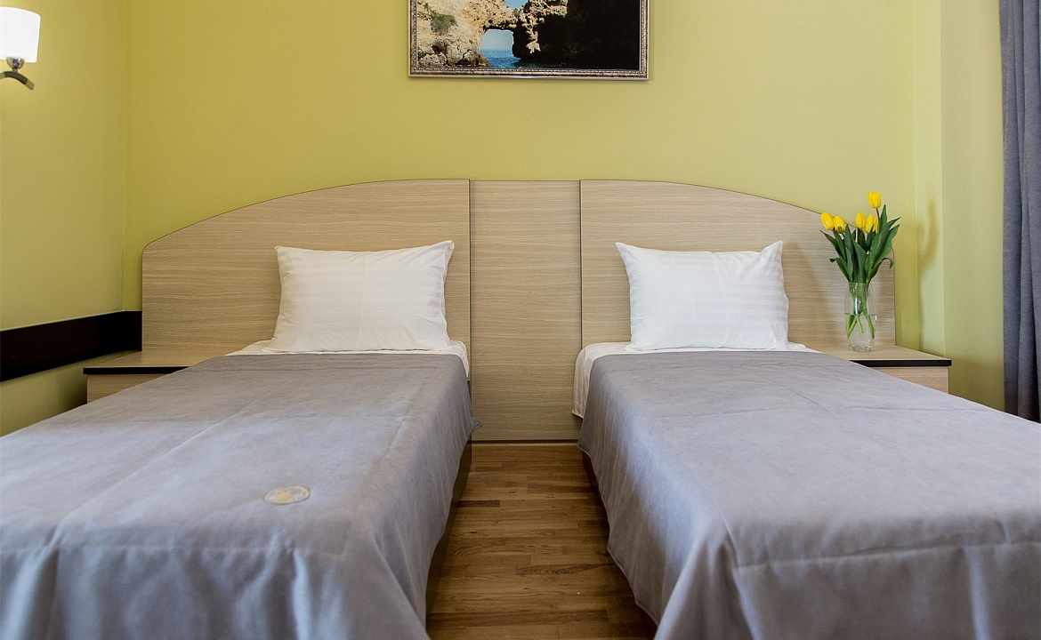 Улучшенный стандарт с видом на море и горы. Гостевой комплекс "Чижик Пыжик". Никита