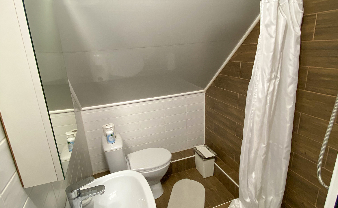 Трехместная комната на третьем этаже 6. Гостевой дом GreenWall. Анапа