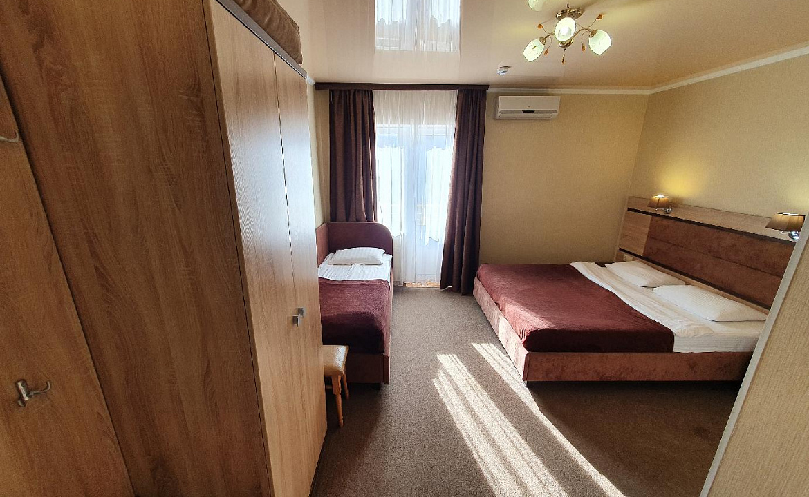 3-х местный стандарт. Отель Золотой **. Саки