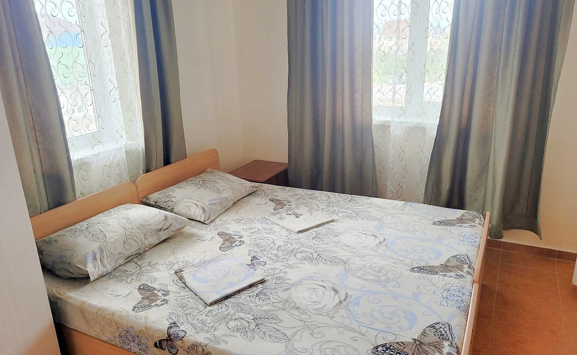 Двух местный номер категории комфорт. Гостевой дом Aleksa. Кабардинка