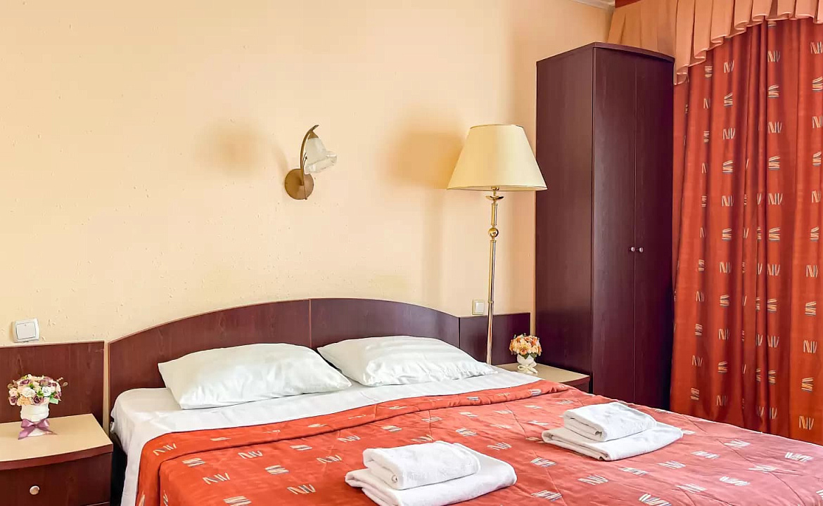 3-х местный полулюкс с двухспальной кроватью. Мини-отель "Ардо". Анапа