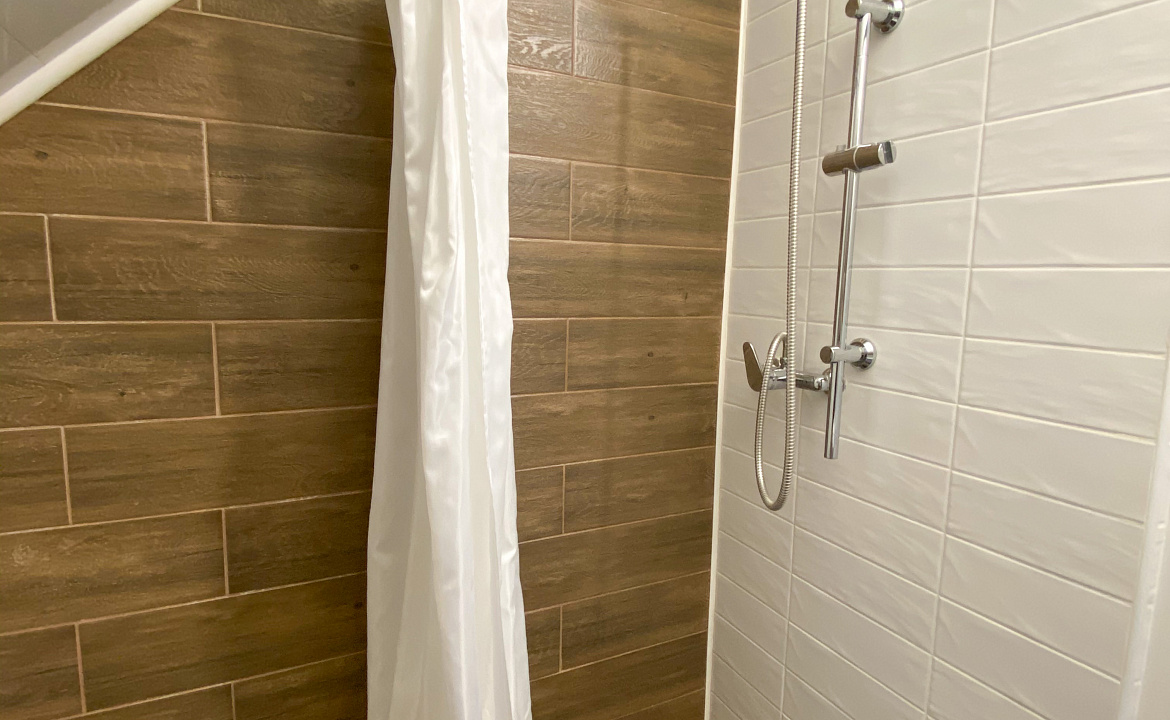 Трехместная комната на третьем этаже 6. Гостевой дом GreenWall. Анапа