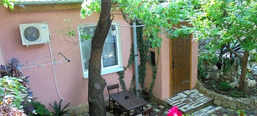 Дом под ключ под абрикосовым деревом на 2-4 человека.