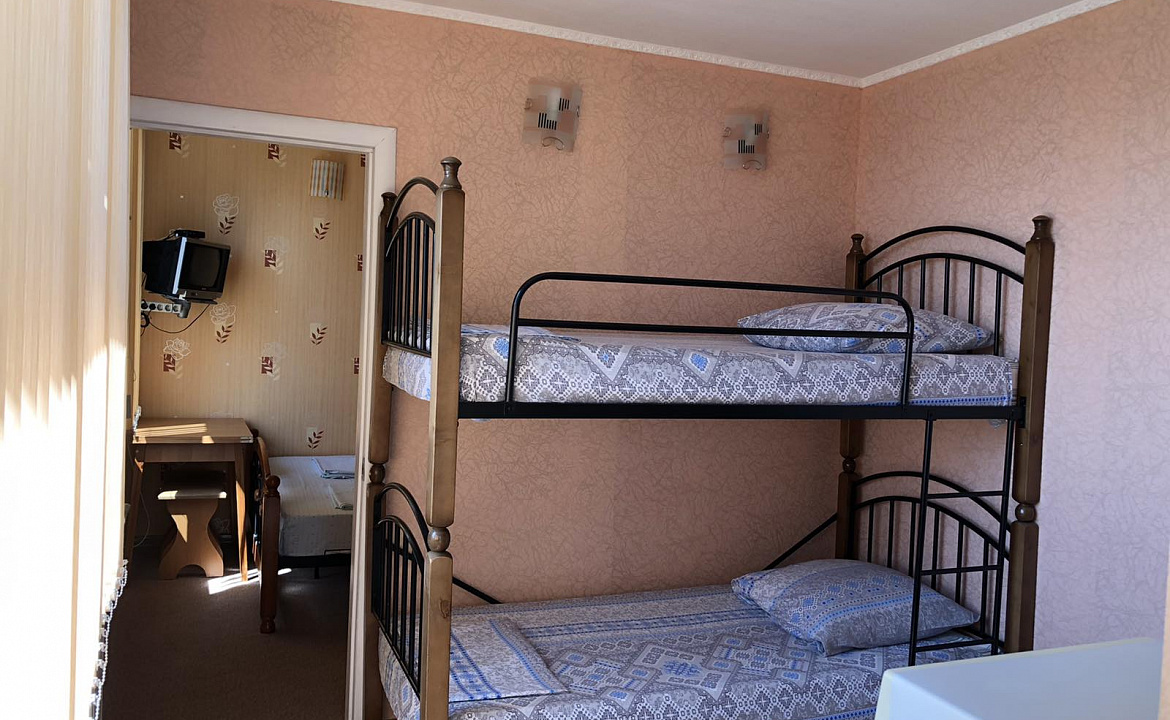 Четырехместный с мини-кухней и балконом. Гостевой дом АнНи. Гаспра