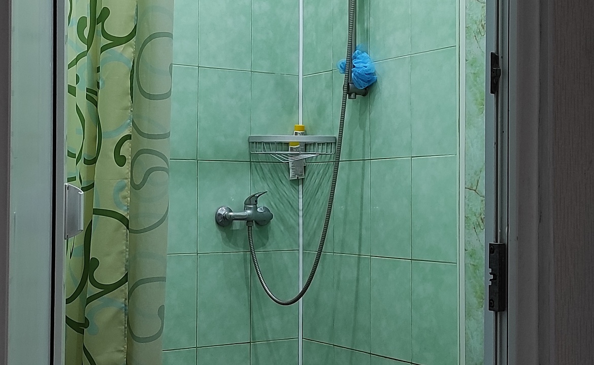 Стандартный  трехместный номер. Частный сектор У Константина. Адлер