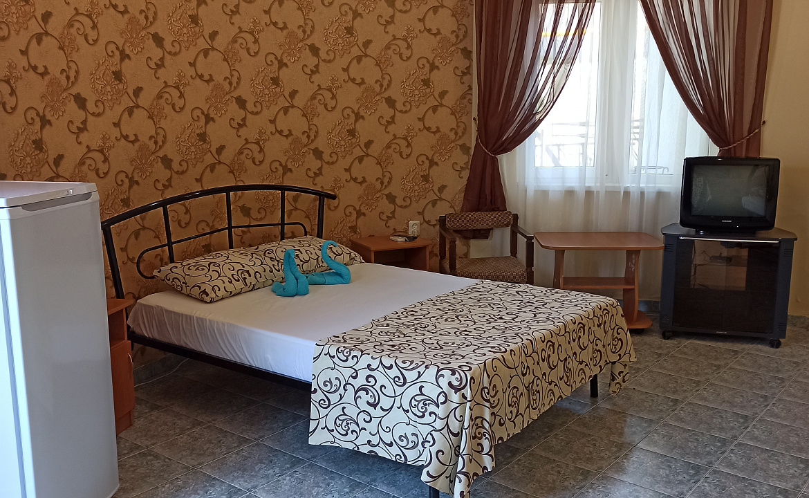 Семейный 5-ти местный номер стандарт. Гостевой дом Белые скалы. Лазаревское