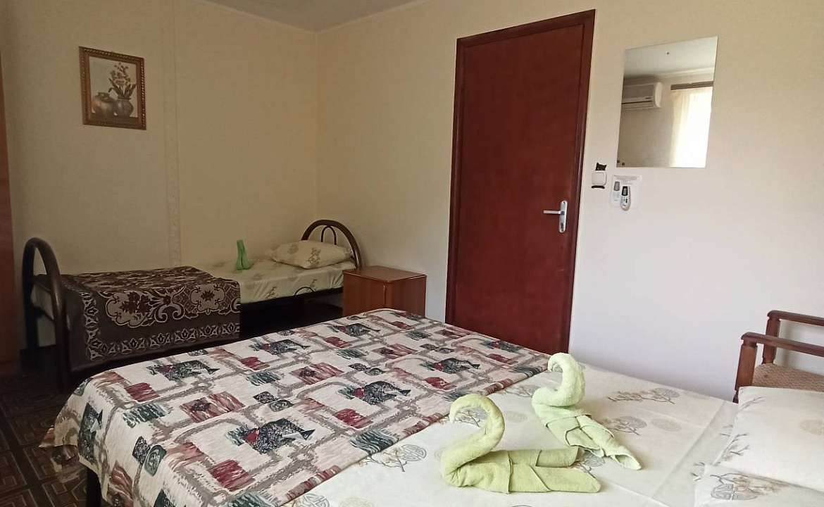 Трёхместный номер эконом. Гостевой дом Белые скалы. Лазаревское