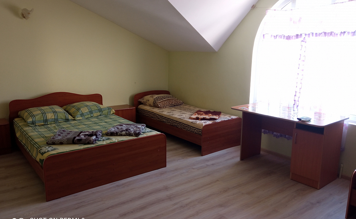 Комната на 5  человек с удобствами. Гостевой дом Семейный пансион. Геленджик