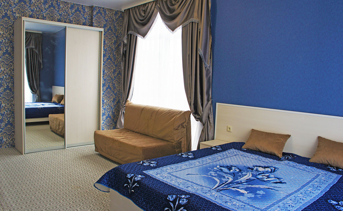 Апартаменты на 4-х человек с балконом. Гостевой дом "МЕЛИС". Дивноморское