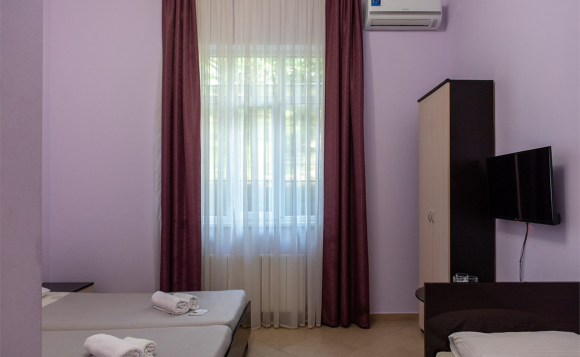 Трехместный номер на 1 этаже. Отель "Ниагара Фоллс". Сочи