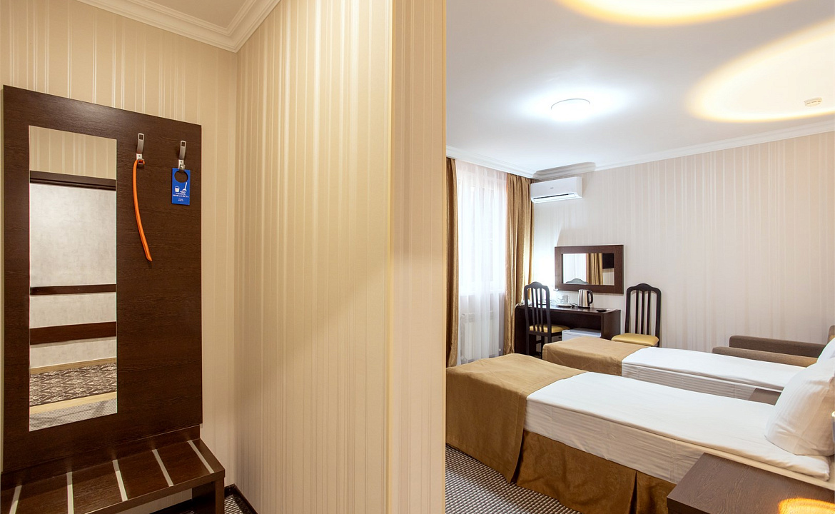 Стандартный с двумя односпальными или одной двуспальной кроватью. Отель «Фаворит». Геленджик