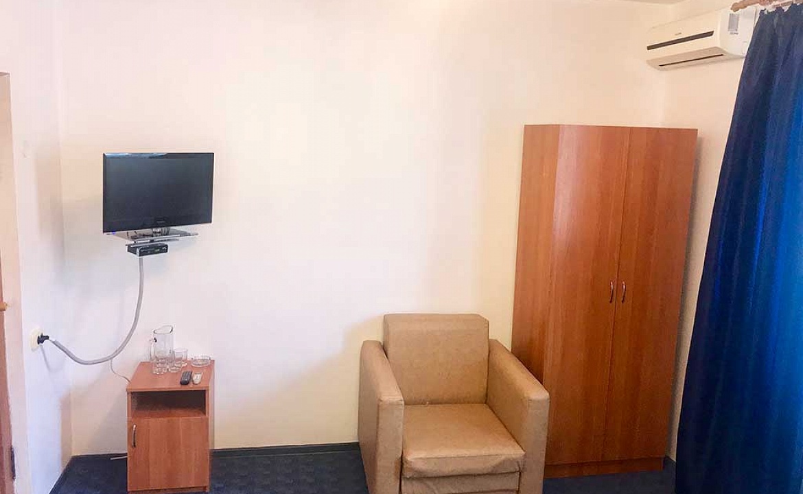 Трехместный номер с удобствами на блок. Гостиница "Алекс". Витязево