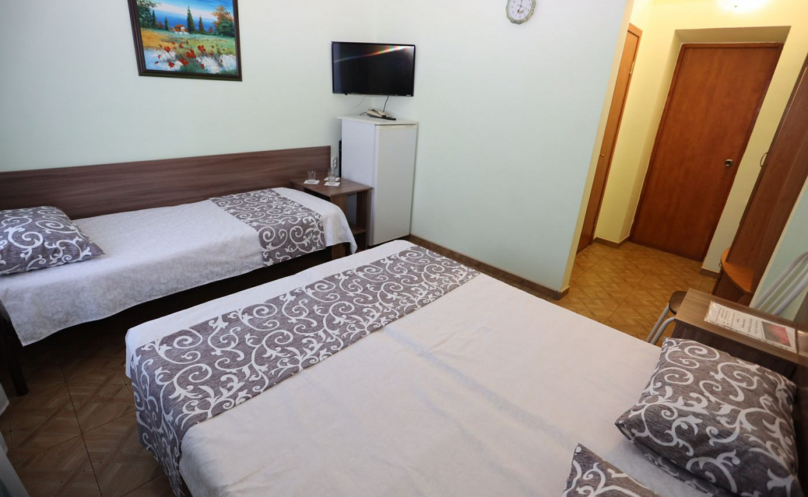 Номер в цоколе 3-х местный. Гостевой дом "Астра" - Витязево. Витязево