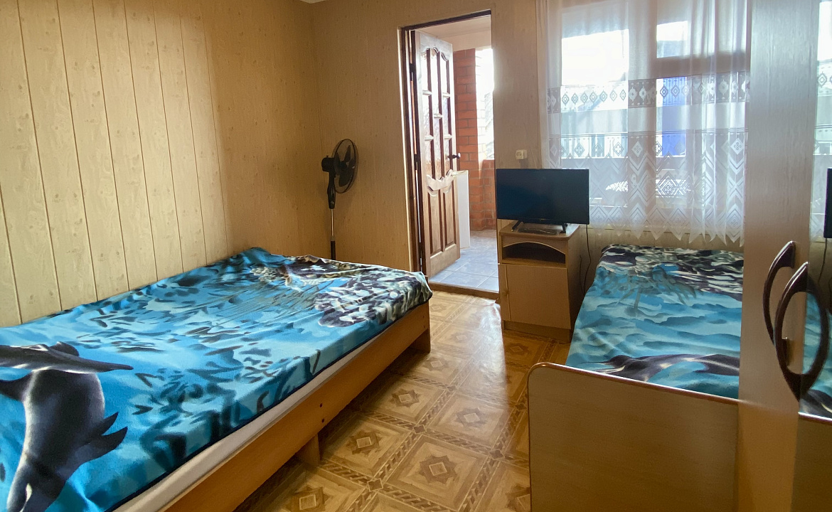 Трёхместный номер «Эконом» класса с балконом. Частный сектор Анастасия на Айвазовского 7. Лазаревское