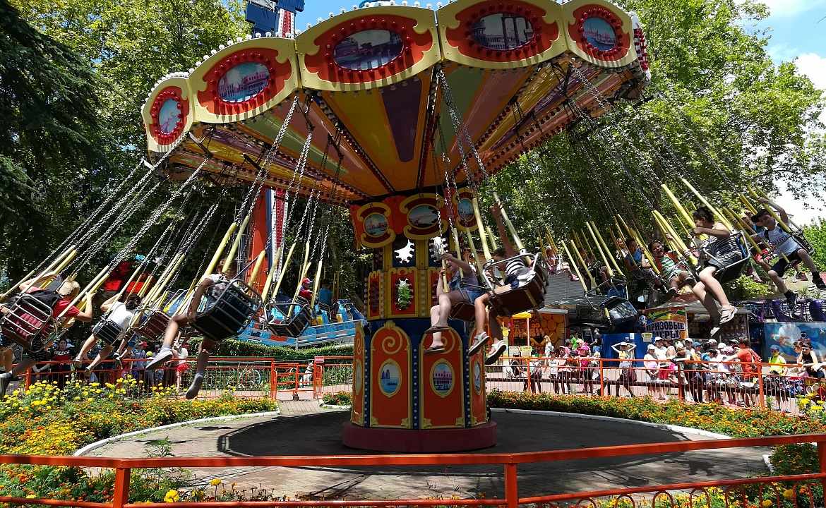Фотография цепочной карусели в парке Ривьера взята с сайта: https://park-riviera.ru/